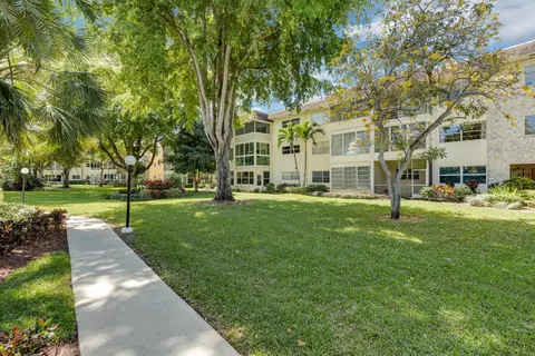 5151 W Oakland Park #103, Lauderdale Lakes, FL 33313