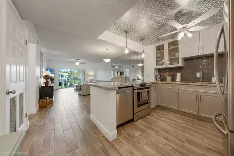 9802 Marina Blvd #121, Boca Raton, FL 33428