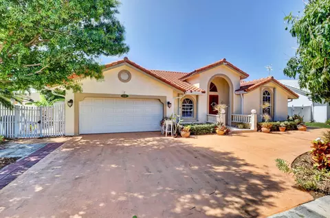 421 Cottonwood Ln, Boca Raton, FL 33487