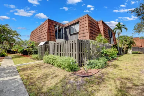2151 White Pine Cir #B, Greenacres, FL 33415