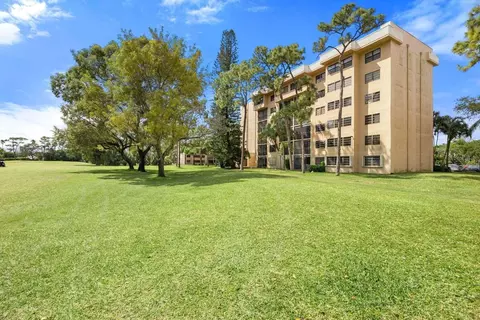 4700 Lucerne Lks #305, Lake Worth, FL 33467