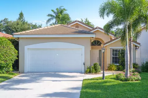 2727 S Clearbrook Cir, Delray Beach, FL 33445