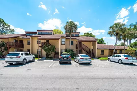106 Lakeview Dr E, Royal Palm Beach, FL 33411