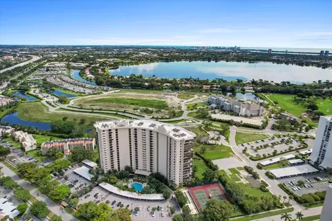 2480 Presidential #102, West Palm Beach, FL 33401