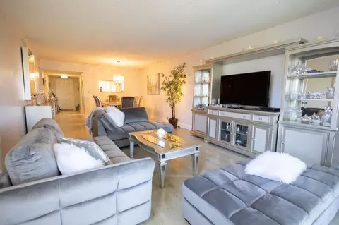 535 Oaks #407, Pompano Beach, FL 33069