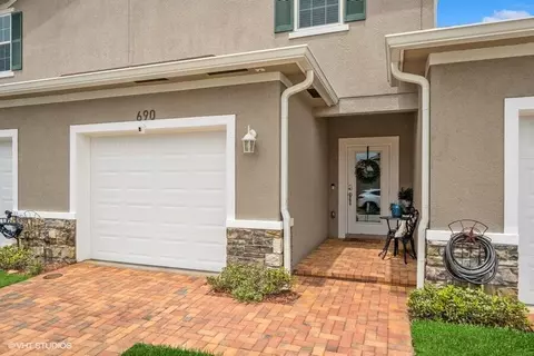 690 NE Waters Edge Ln, Port Saint Lucie, FL 34983