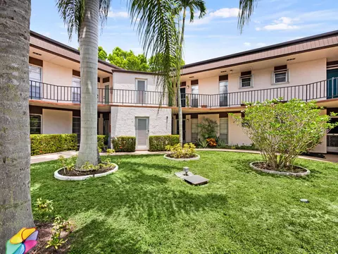 4 Greenway Vlg N #208, Royal Palm Beach, FL 33411