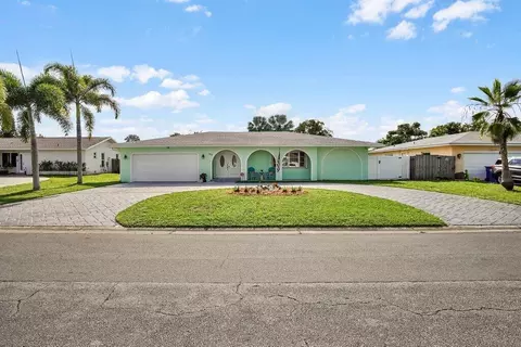 135 Meadowlark Dr, Royal Palm Beach, FL 33411