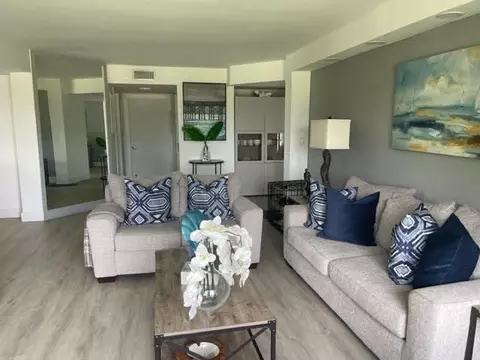 3959 Via Poinciana #302, Lake Worth, FL 33467