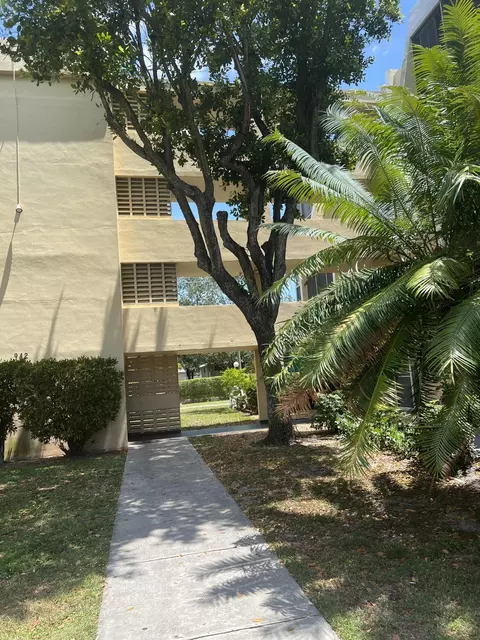 942 NE 199th St #3A, Miami, FL 33179