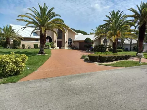 8251 SE Royal St, Hobe Sound, FL 33455