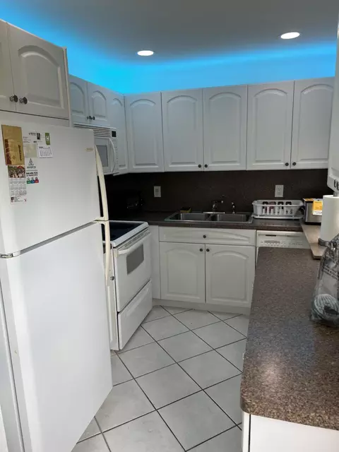 180 Grantham F, Deerfield Beach, FL 33442