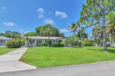 7572 Overlook Dr, Lake Worth, FL 33467