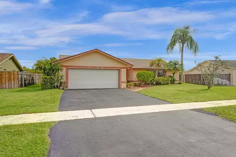 9722 Richmond Cir, Boca Raton, FL 33434