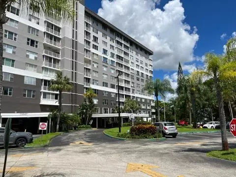 3850 Washington #405, Hollywood, FL 33021