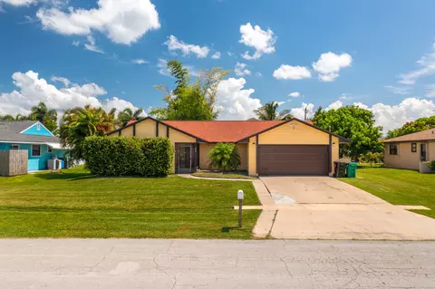 808 SE Celtic Ave, Port Saint Lucie, FL 34983