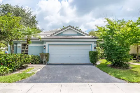 8915 Woodside Ct, Davie, FL 33328