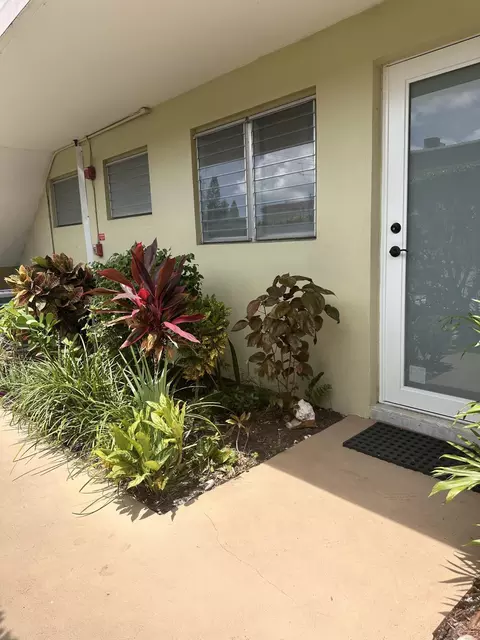 960 Crystal Lake Dr #112, Pompano Beach, FL 33064