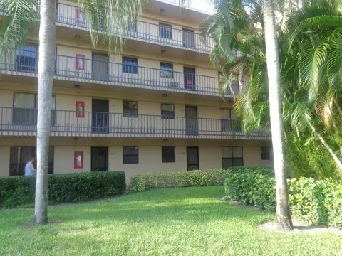 4760 W Lucerne Lakes Blvd #207, Lake Worth, FL 33467