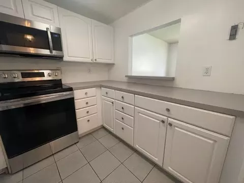 600 Village Green Cir #C-106, Palm Springs, FL 33461