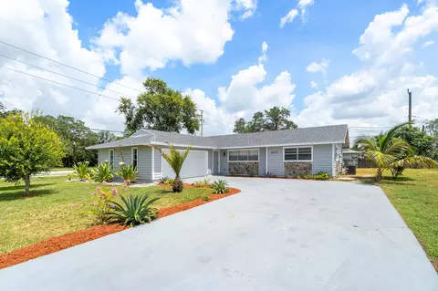 601 SE Crescent Ave, Port Saint Lucie, FL 34984