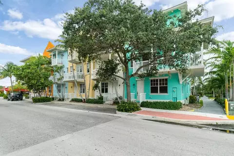 810 3rd Ave N #77, Lake Worth Beach, FL 33460