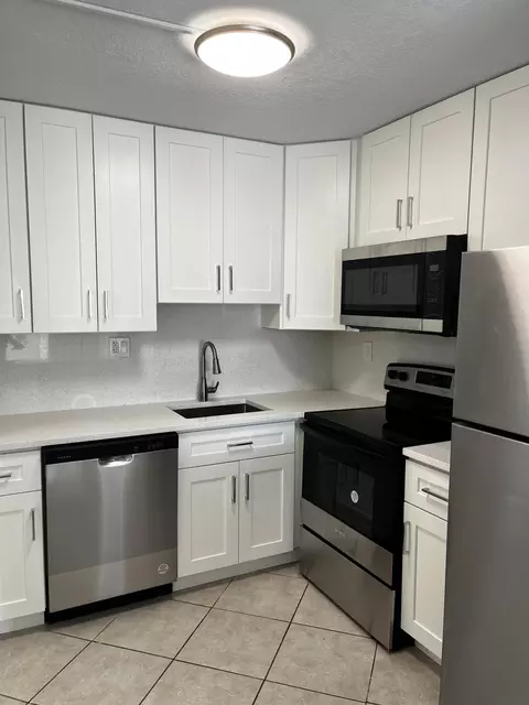 9370 SW 8th St #220, Boca Raton, FL 33428