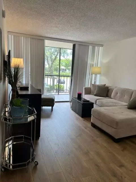 7835 Lakeside #923, Boca Raton, FL 33434