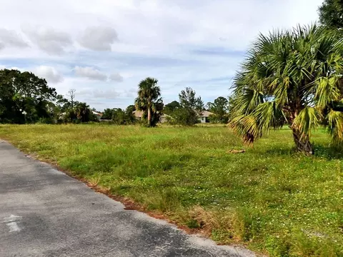 832 SW Glenview Ct, Port St Lucie, FL 34953