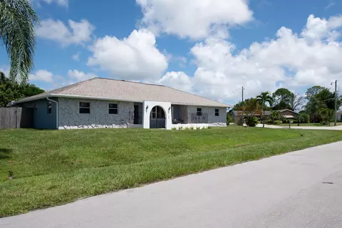 2419 SE Bordeaux Ct, Port Saint Lucie, FL 34952