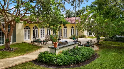 39 Country Rd, Village Of Golf, FL 33436