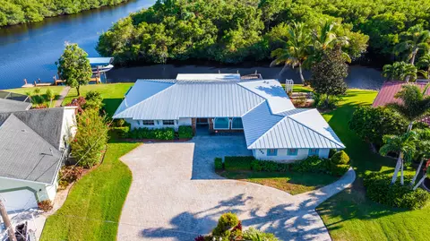 898 SE Seahouse Dr, Port Saint Lucie, FL 34983