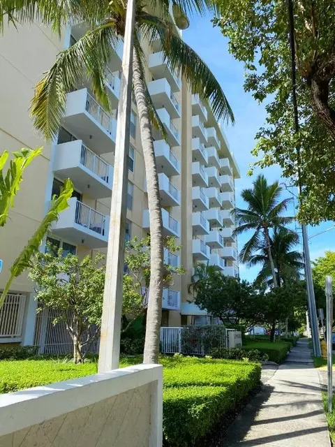 2000 NE 135th #411, North Miami, FL 33181