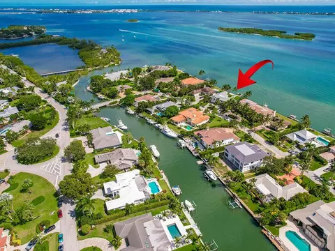 10 Island Rd, Sewalls Point, FL 34996