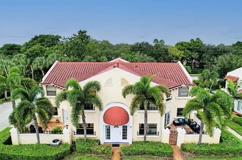 19 Uno Lago Dr, Juno Beach, FL 33408