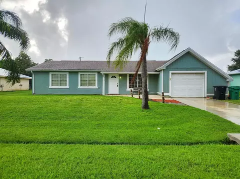 482 SW Curry St SW, Port Saint Lucie, FL 34983