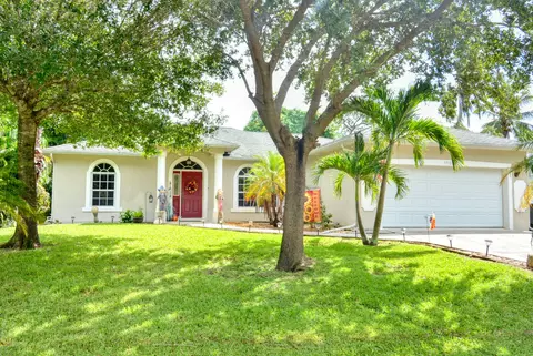 5912 Seagrape Dr, Fort Pierce, FL 34982