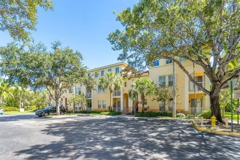 150 Jacaranda Country Clb #206, Plantation, FL 33324