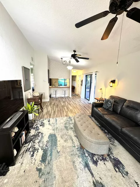 5286 Robbie #4B, West Palm Beach, FL 33415