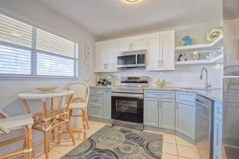 3590 Via Poinciana #608, Lake Worth, FL 33467