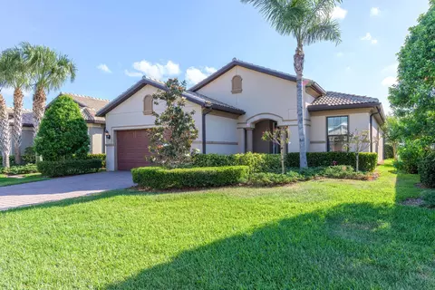 557 SE Monet Dr, Port Saint Lucie, FL 34984