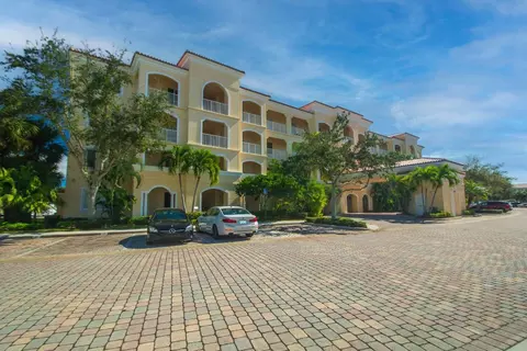 12 Harbour Isles Dr #PH1, Fort Pierce, FL 34945