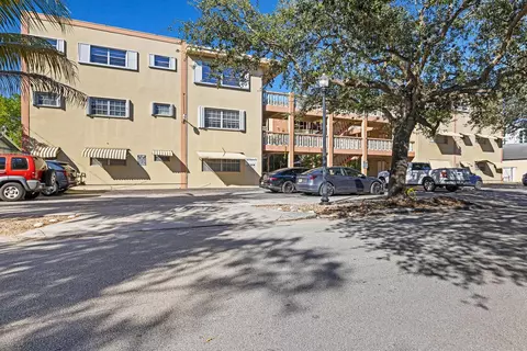 1943 Monroe St #110D, Hollywood, FL 33020