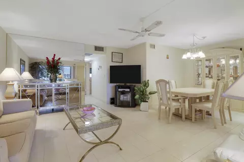 808 SE 7th #103, Deerfield Beach, FL 33441