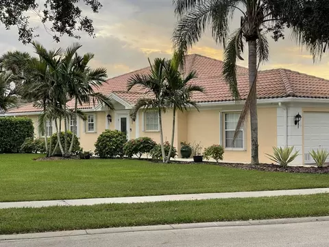 8454 SE Retreat Dr, Hobe Sound, FL 33455