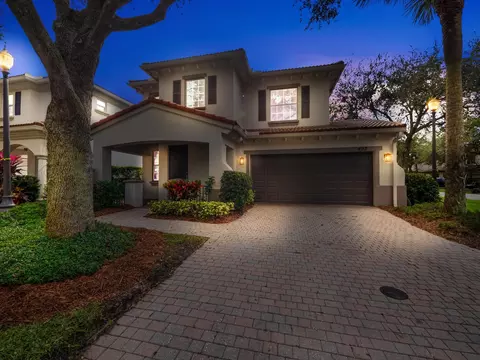 492 Leaf Dr, Palm Beach Gardens, FL 33410