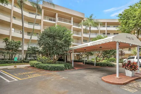 3980 Oaks Clubhouse Dr #206, Pompano Beach, FL 33069
