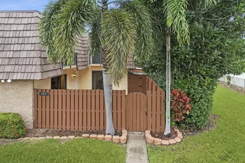 833 Springdale #83C, Palm Springs, FL 33461