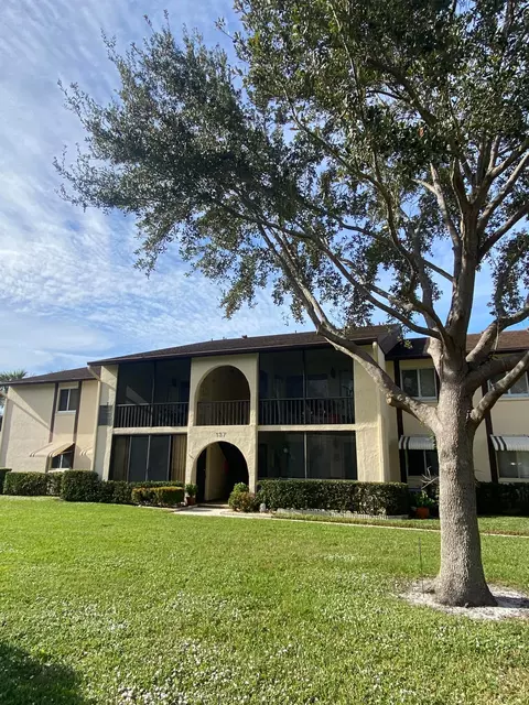 137 Lake Pine Cir #C-1, Greenacres, FL 33463