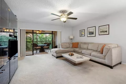 40 Pelican Pointe #2040, Delray Beach, FL 33483